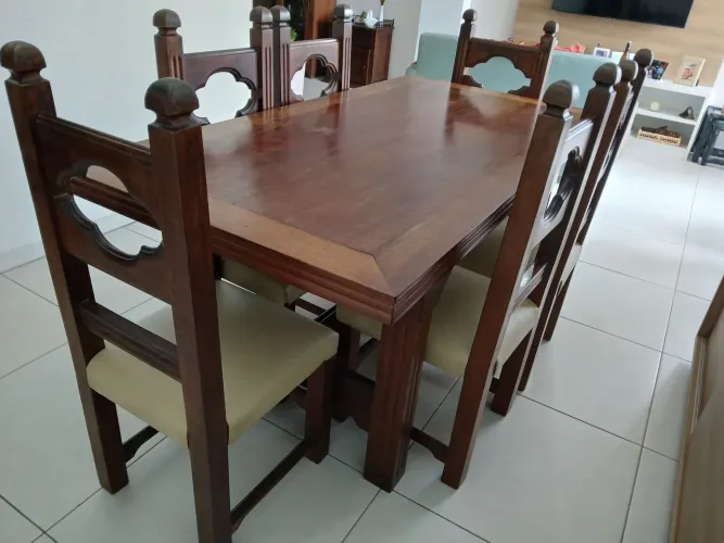 Mesa e cadeiras