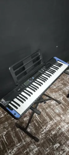 Teclado Casio CTS 300 com suporte de partitura
