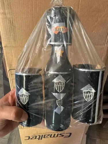 Copos e garrafa do galo