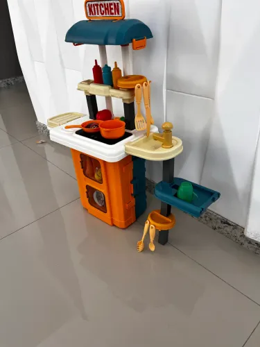 Uma cadeira para crianças que é muito bom para cozinhar