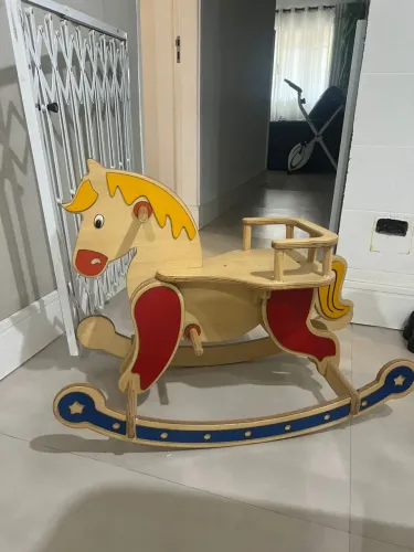 Cavalo de Balanço em Madeira