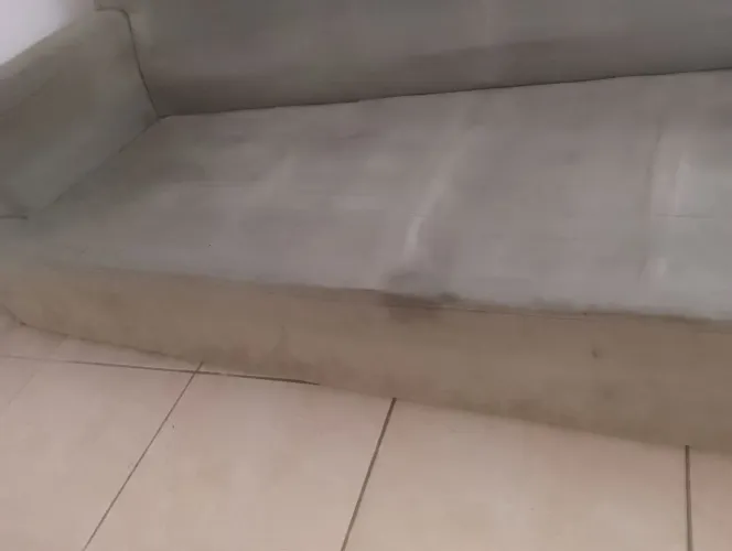 Sofá grande cabe 5 pessoas sentada