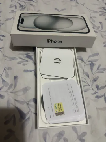 iPhone 15 256GB cor cinza/ grafite em excelente estado de conservação.