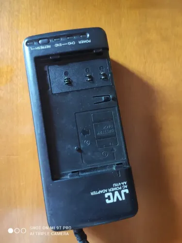  carregador/adaptador de CA para câmera filmadora JVC, modelo AA-V11U.