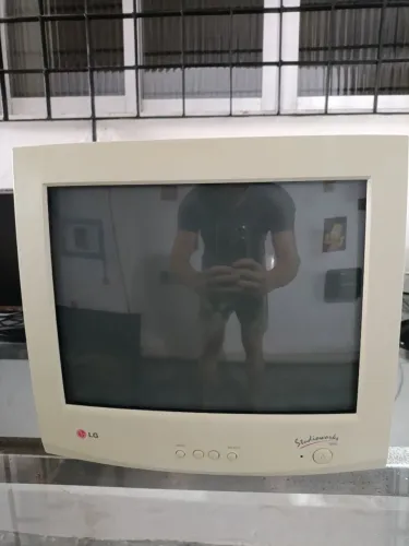 Monitor CRT 15 Polegadas Não Liga Nada , Bem Conservado