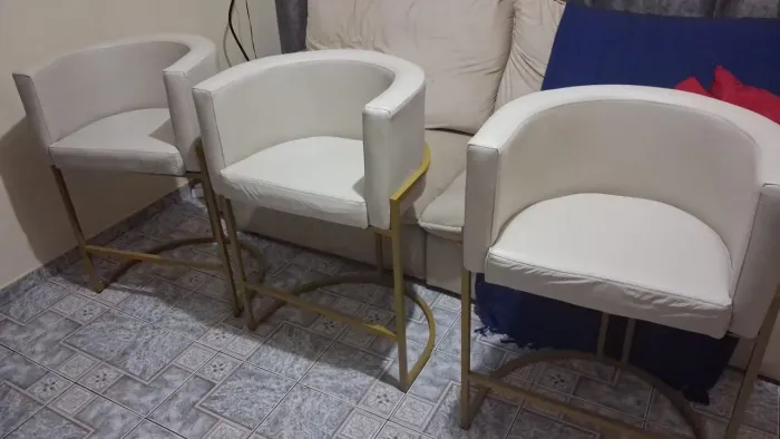 Banqueta Alta Luna Estofada com Base de Ferro Reforçado para Cozinha, Ilha a Churrasqueira
