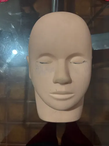Vendo cabeça de manequim para treino de sobrancelha ou cílios!