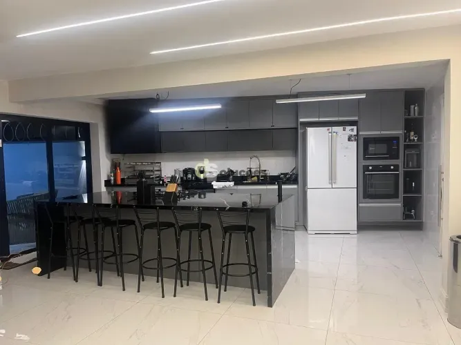Casa de Alto Padrão Reformada à Venda no Jardim Virginia Bianca, Tremembé | 3 Suítes, Espa