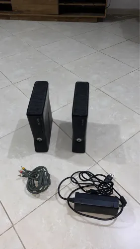 2 Xbox 360 com luz vermelha - para retirada ou conserto