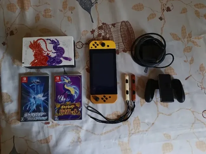 Nintendo Switch Edição Especial Pokémon Let's Go Pikachu/Eevee - Japonês + 2 Jogos + Bolsa