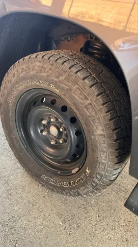 Pneus Pirelli Scorpion All Terrain Plus 265/65 R17 + jogo roda ferro