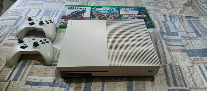 Xbox One S 1TB 2 controles 3 jogos