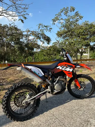 Oportunidade. Ktm 450 em excelente estado de conservação.