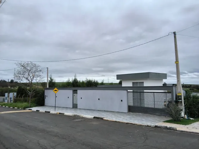Casa em condomínio fechado com piscina e segurança 24 h