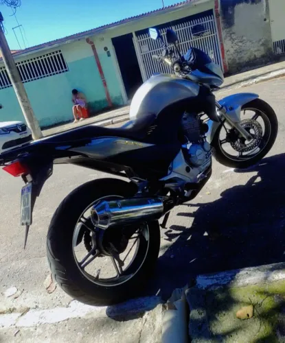 CB 300 2010 customizada prata e dourada