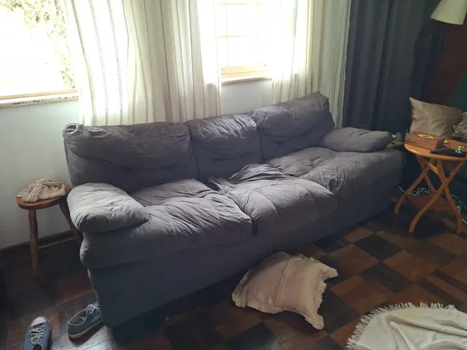 Sofá usado cinza três lugares estofado macio