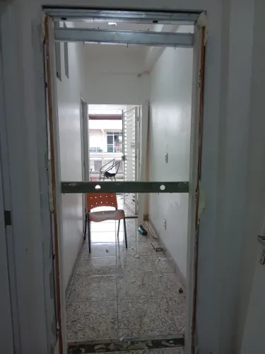 Trabalho com portas e divisória de eucatex ,pvc  gesso acartonado. 