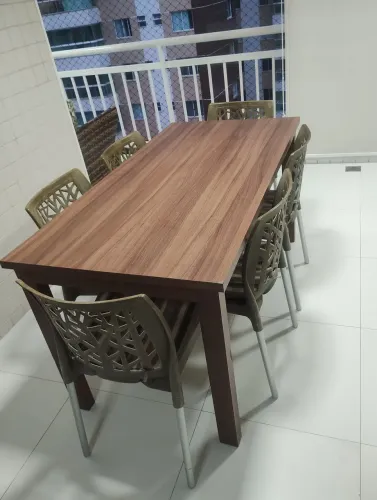 Mesa de Madeira, 1,50 de comprimento x 0,76 de largura e 0,75 de altura + 06 cadeiras.