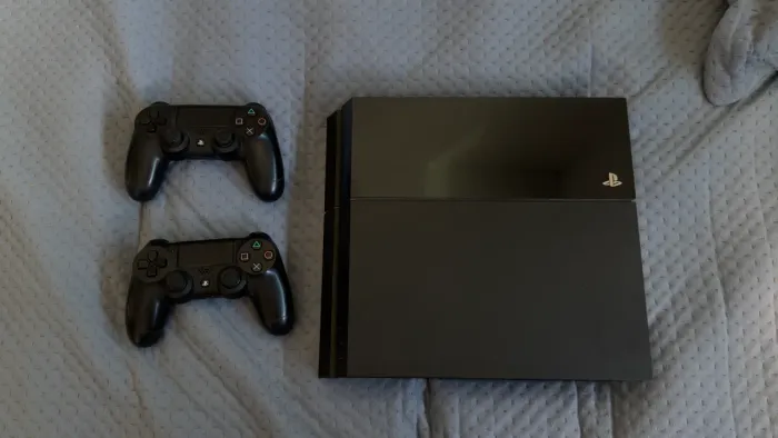 VENDO PS4 com duas manetes