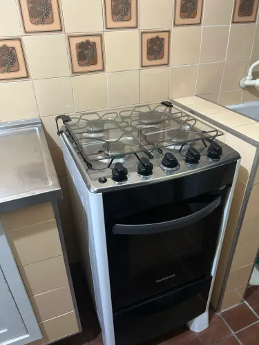 Fogão com forno e 4 bocas Continental