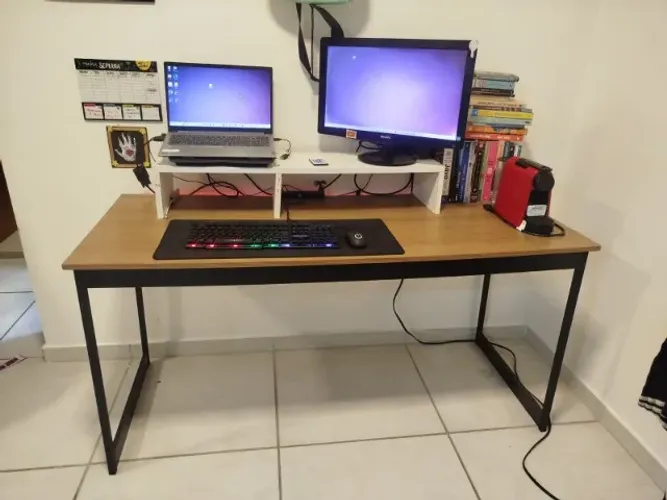 Mesa de Escritório 1,50m + Suporte para Monitor + LED + Hub USB | R$ 260