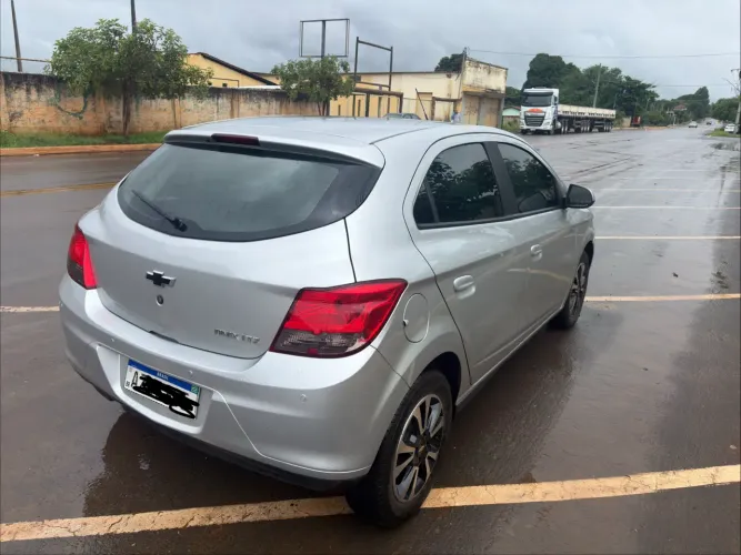 Chevrolet Onix Hatch LTZ 1.4 8V Flex Power Aut. 4P 2015