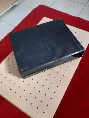 Xbox One não tem controle e nem a fonte.