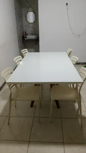Vendo mesa da loja Jacaúna com cadeiras Tramontina