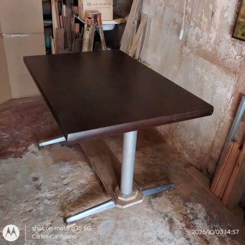 Mesa de madeira com pés de aluminio.