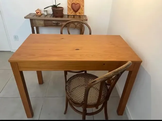 Mesa de madeira bacana ! Para sala pequena. Super clean !