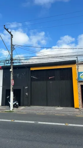 VENDE-SE GALPAO 10,00m POR 30,00m NA AV AUGUSTO FRANCO EM FRENTE AO MISTAO.