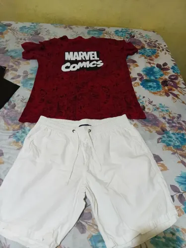 Uma camisa e uma bermuda