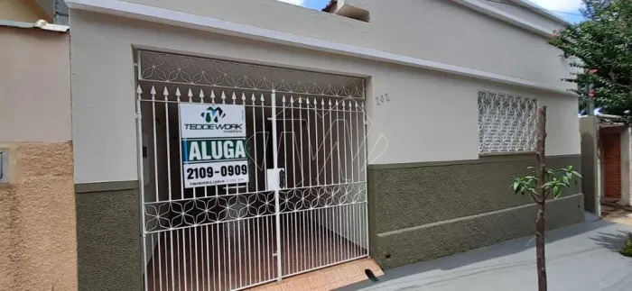 Locação de Casas / Padrão na cidade de Araraquara