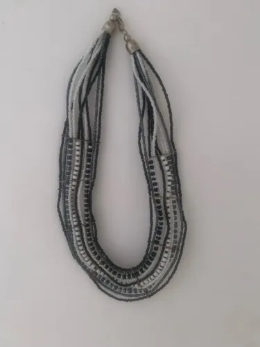 Colar com miçangas nas cores preto/branco e prateado . detalhes em metal. 