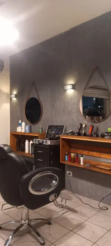 Alugo  barbearia e salão de beleza ótima  localização. 