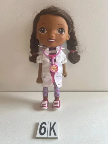 Boneca Dr Brinquedos Disney Just Play, nao tem som , 31 cm