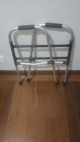 Andador dobrável e regulável em altura