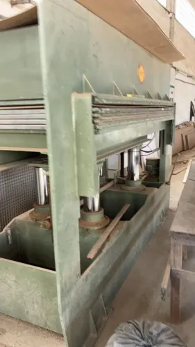 Prensa hidráulica elétrica Invicta 2,40 x 1,20 com 5 pratos 4 vãos e 4 pistões 