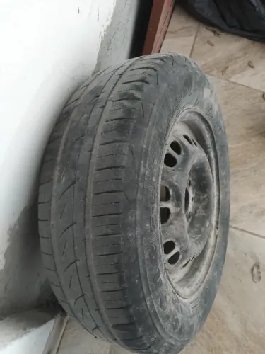 Roda aro 13, com pneu 175×70×13. Usado