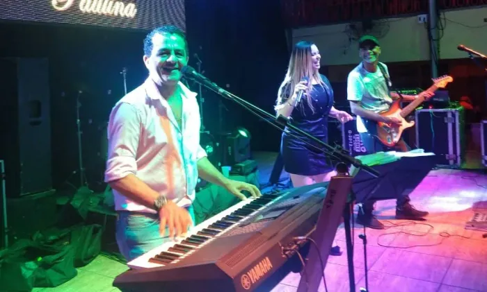 Banda cantor cantora música ao vivo músico