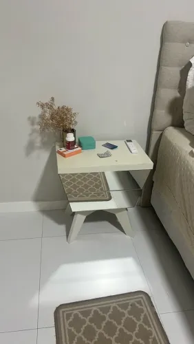 Mesa de cabeceira / mesinha / criado mudo