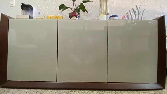 Buffet / Aparador moderno laqueado com portas basculantes - ótimo estado