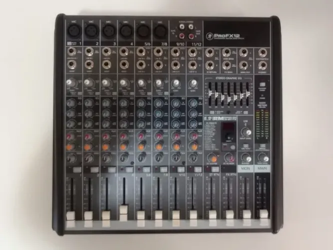 Mesa de Som Mackie ProFX12 - 12 Canais USB com Efeitos