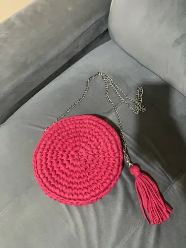 Bolsa artesanal em fios de malha