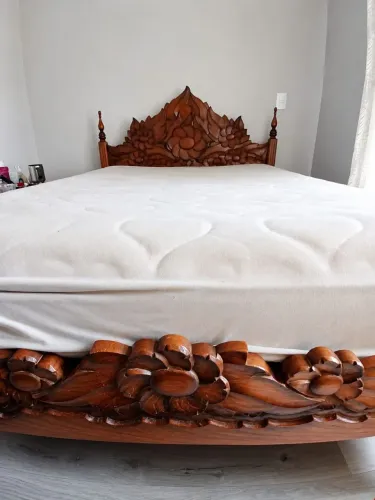 Móveis para quarto completo. Cama, baú, estante e dois móveis de apoio.