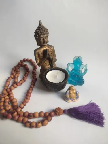 Estatueta porta-vela Buda + Estatueta Ganesha + Porta-incenso Buda + japamala