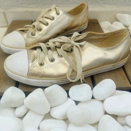 Converse dourado couro