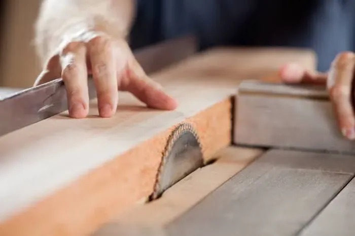 SERVIÇOS DE MARCENARIA 
