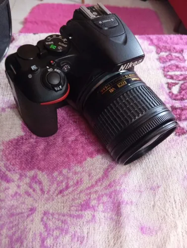 Vendo Câmera D5600 completa, cartão, 2 baterias novas, flash, microfone.