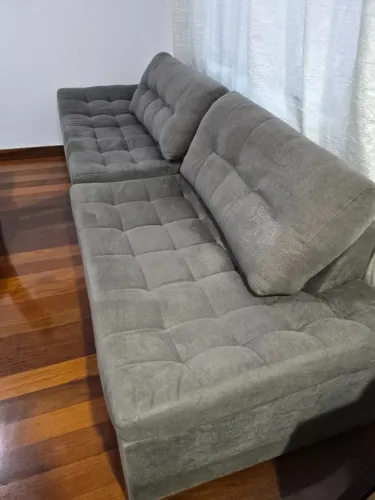 Sofá três lugares 2,70m por 0,90m cor cinza chumbo de suede, almofadas soltas. 1700,0